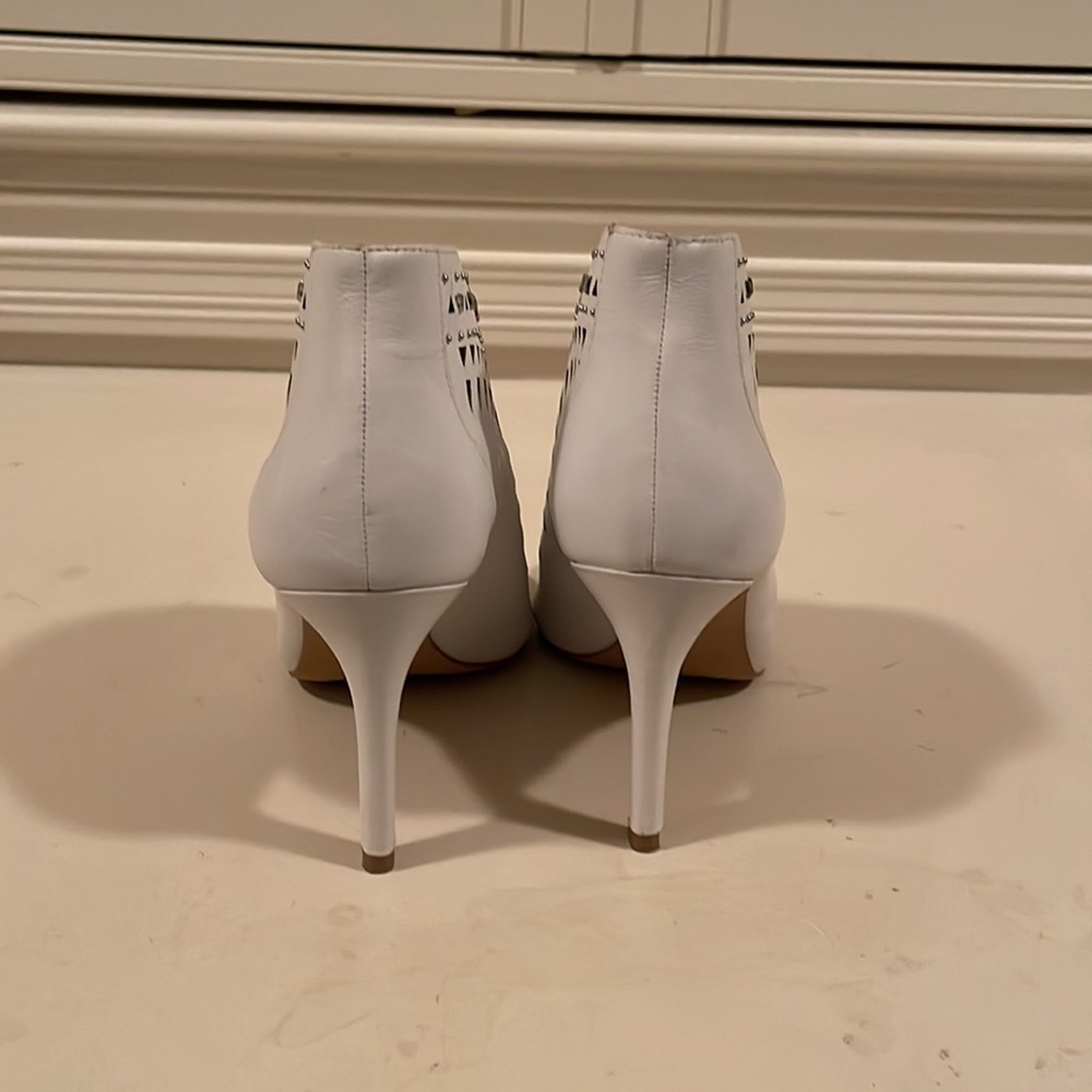 Vince Camuto size 8 white like new leather booties 4” heel UEC - Picture 4 of 5